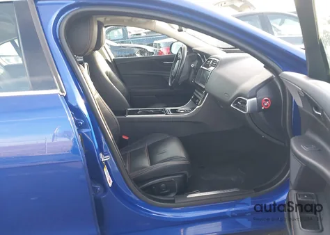 2017 Jaguar Xe 35T Prestige z USA, uszkodzony, nr VIN SAJAK4BVXHA963932